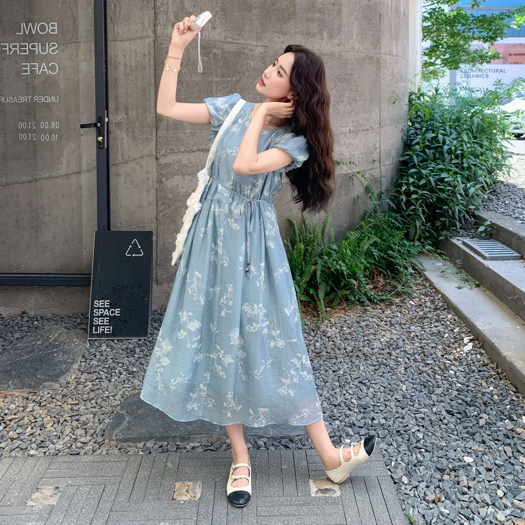 法式度假风印花连衣裙女2025夏新款设计感泡泡袖系带收腰A字长裙