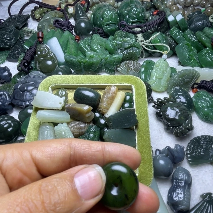 振***权和田玉未镶嵌颈饰