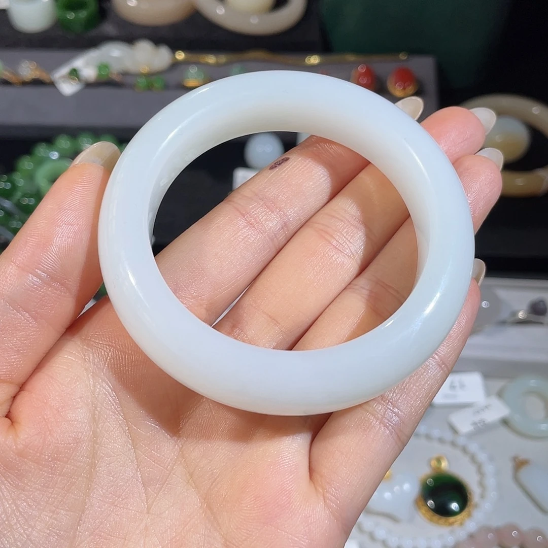 和田玉未镶嵌手镯