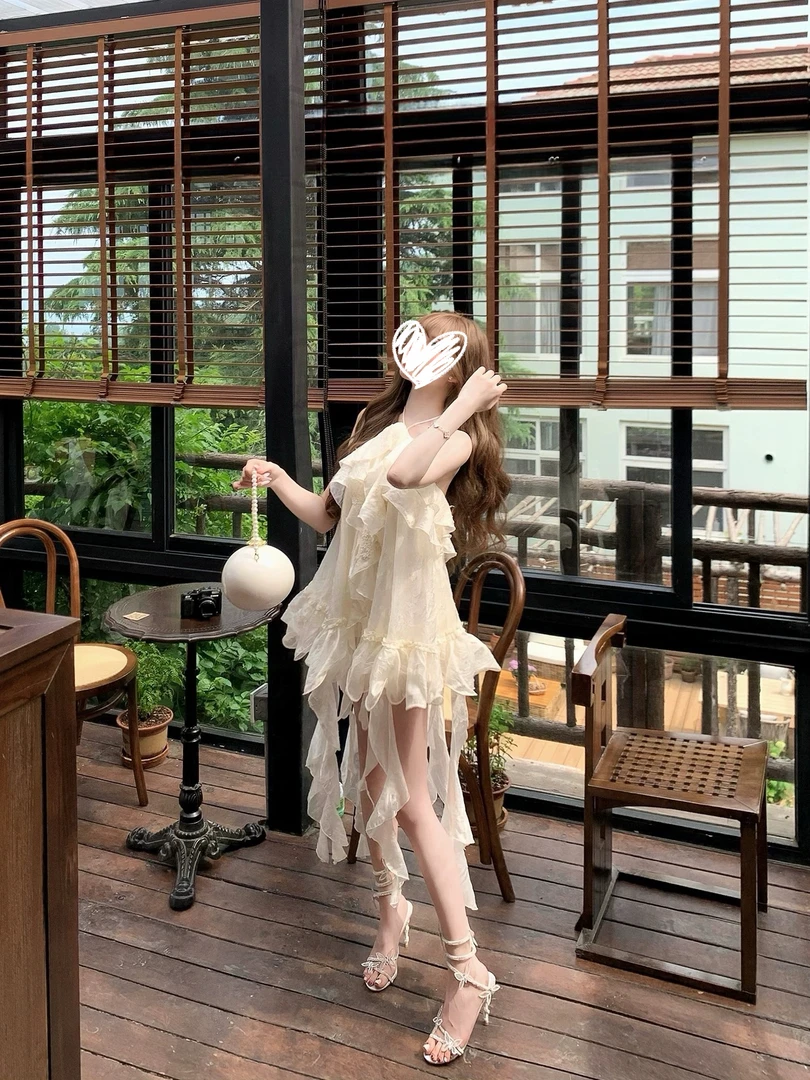 花漾仙纱/海边度假风不规则白色露背吊带气质连衣裙