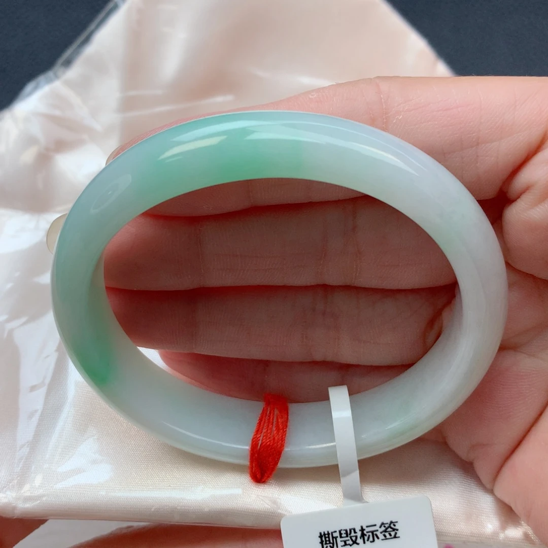 未镶嵌手镯翡翠56贵妃细糯白底青完整推荐