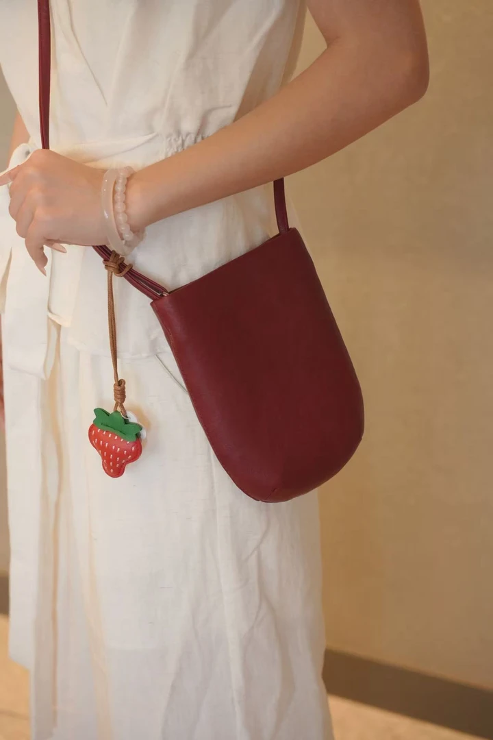 小草莓手机包 韩版新款斜挎包百搭洋气竖式零钱包百搭