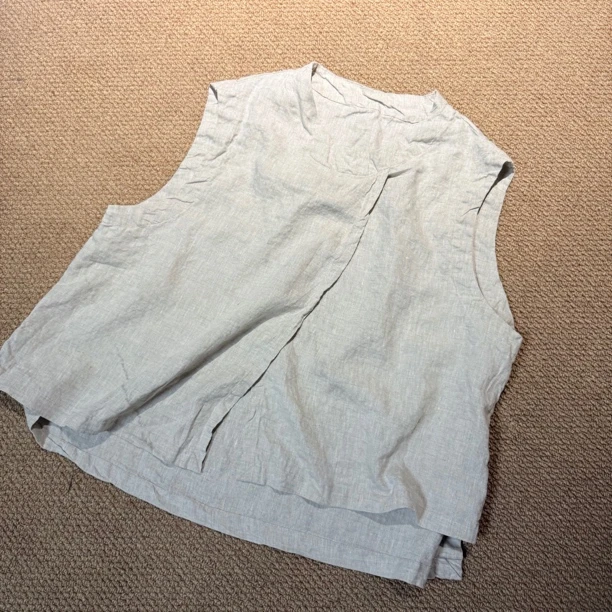 二囍古朴250719前开衩溜肩亚麻背心