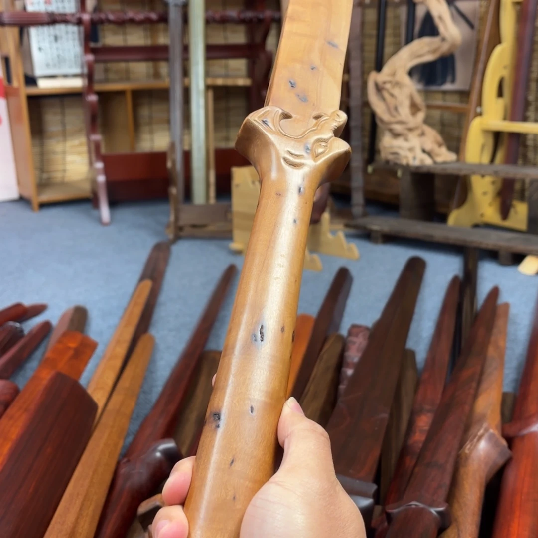 枣木龙头双手残剑一把