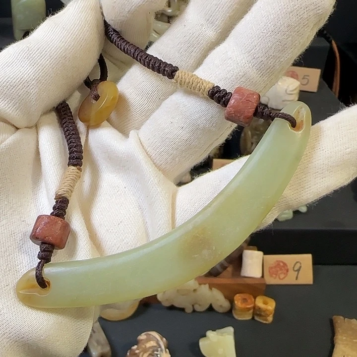 台***场和田玉未镶嵌颈饰