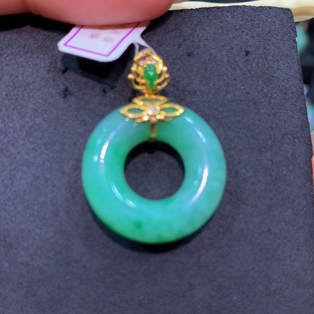 翡翠18K金镶嵌颈饰翡翠