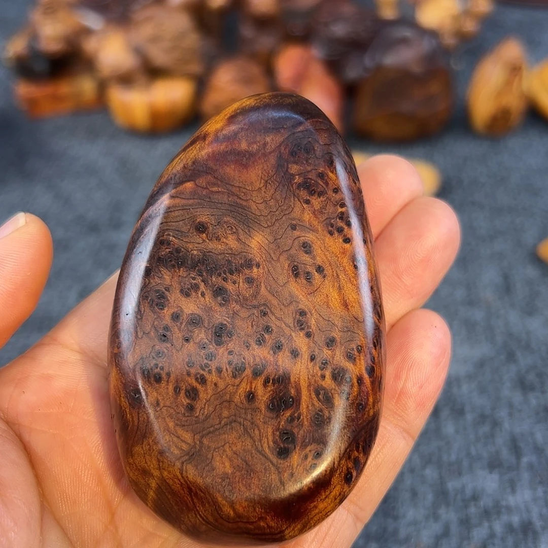 崖柏太行崖柏雷击木黑金刚瘤花，手把件