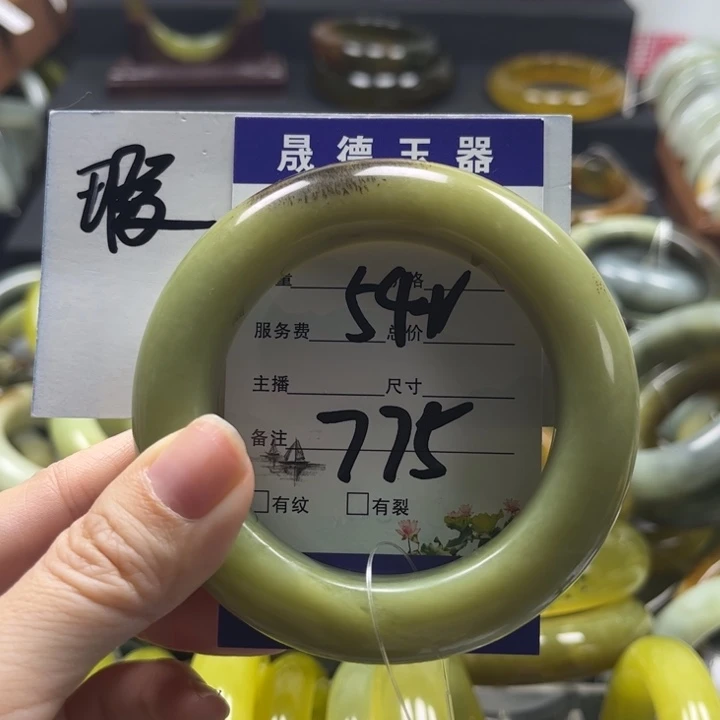 蛇纹石玉手镯未镶嵌时*_