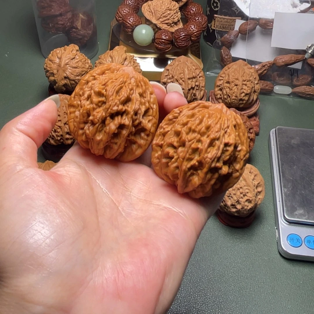 文玩核桃吊坠虎头