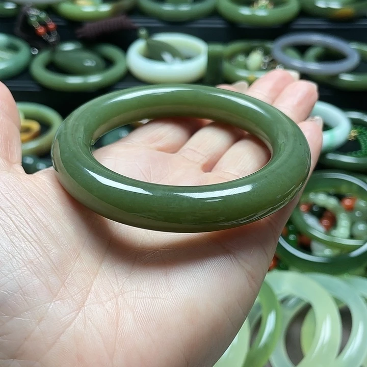 和田玉未镶嵌手镯