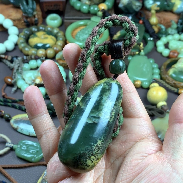 吊坠(赠链)未镶嵌岫岩河磨玉（透闪石质玉）