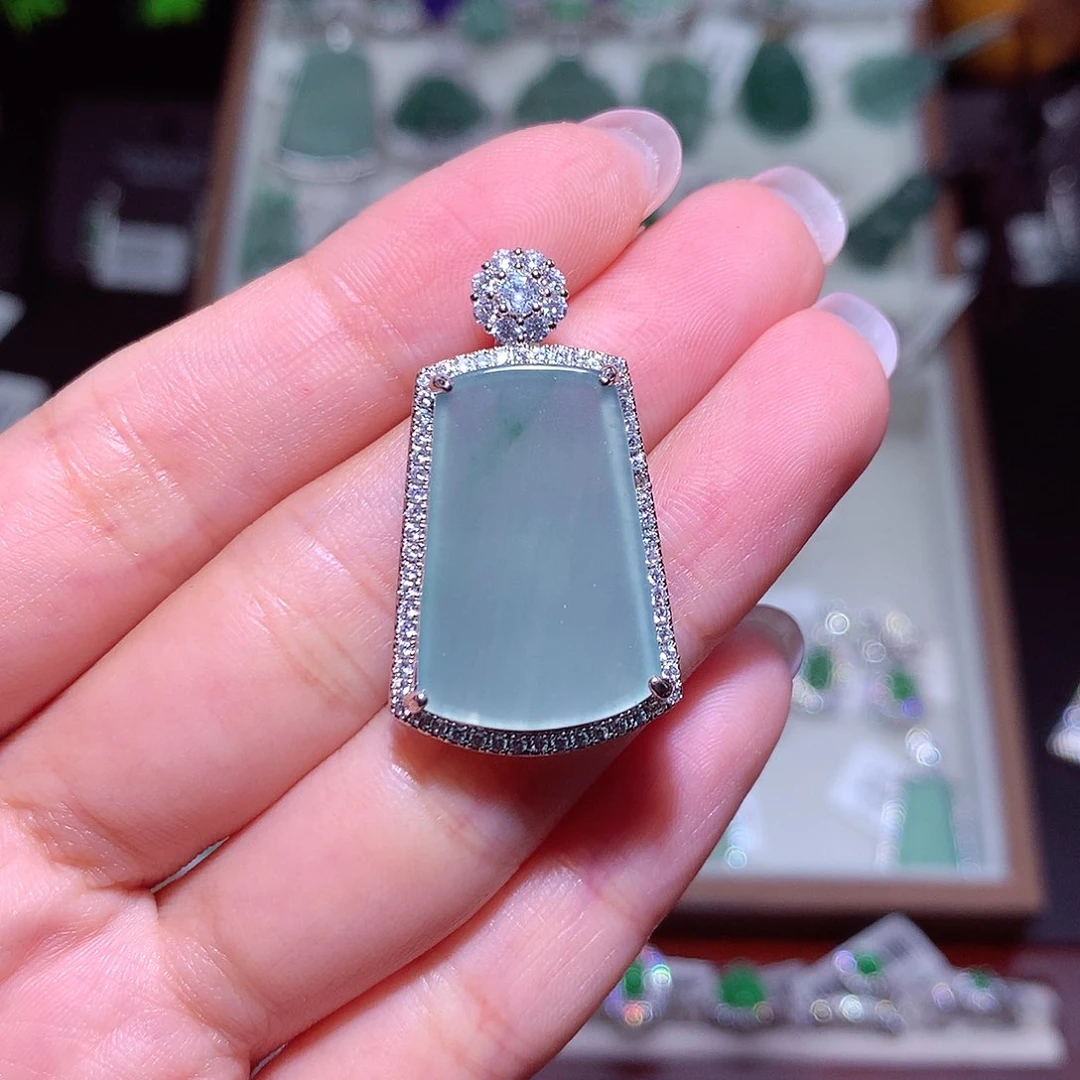 翡翠未镶嵌颈饰干**事翡翠