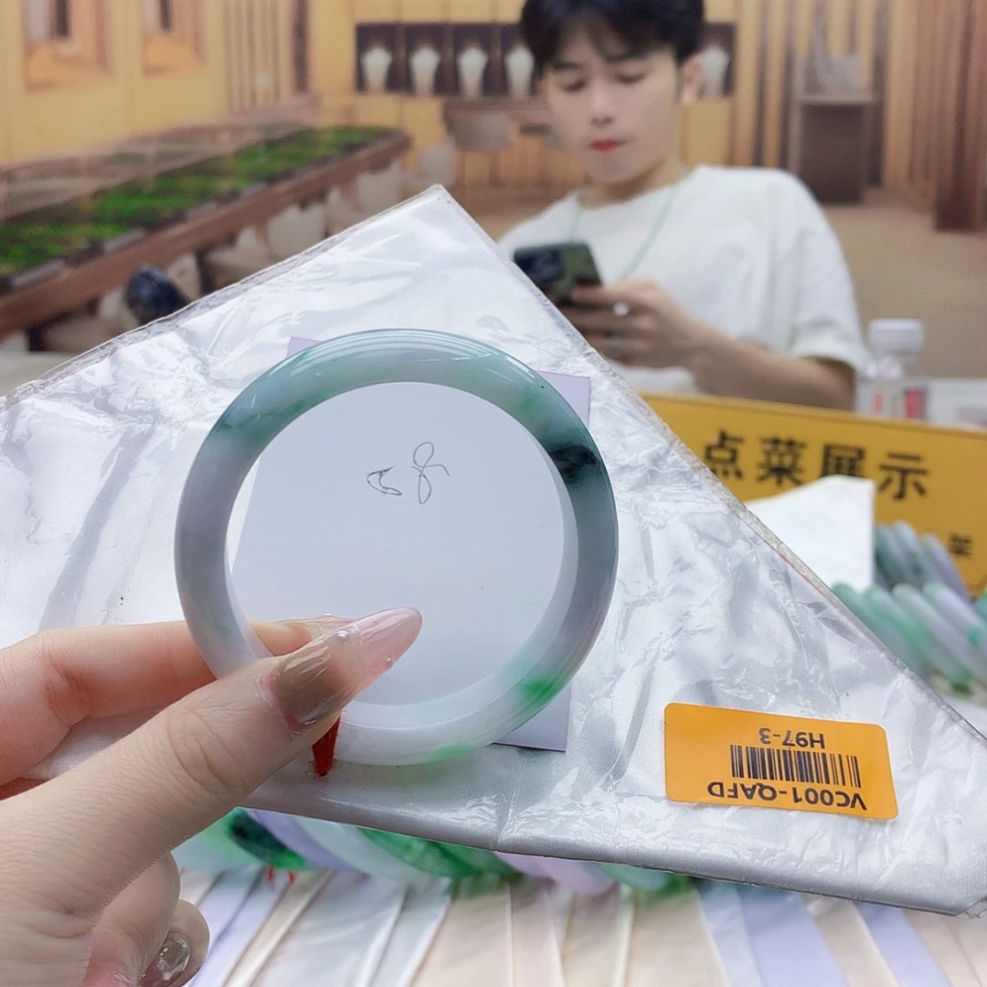 翡翠手镯未镶嵌tgggghhghhbhj