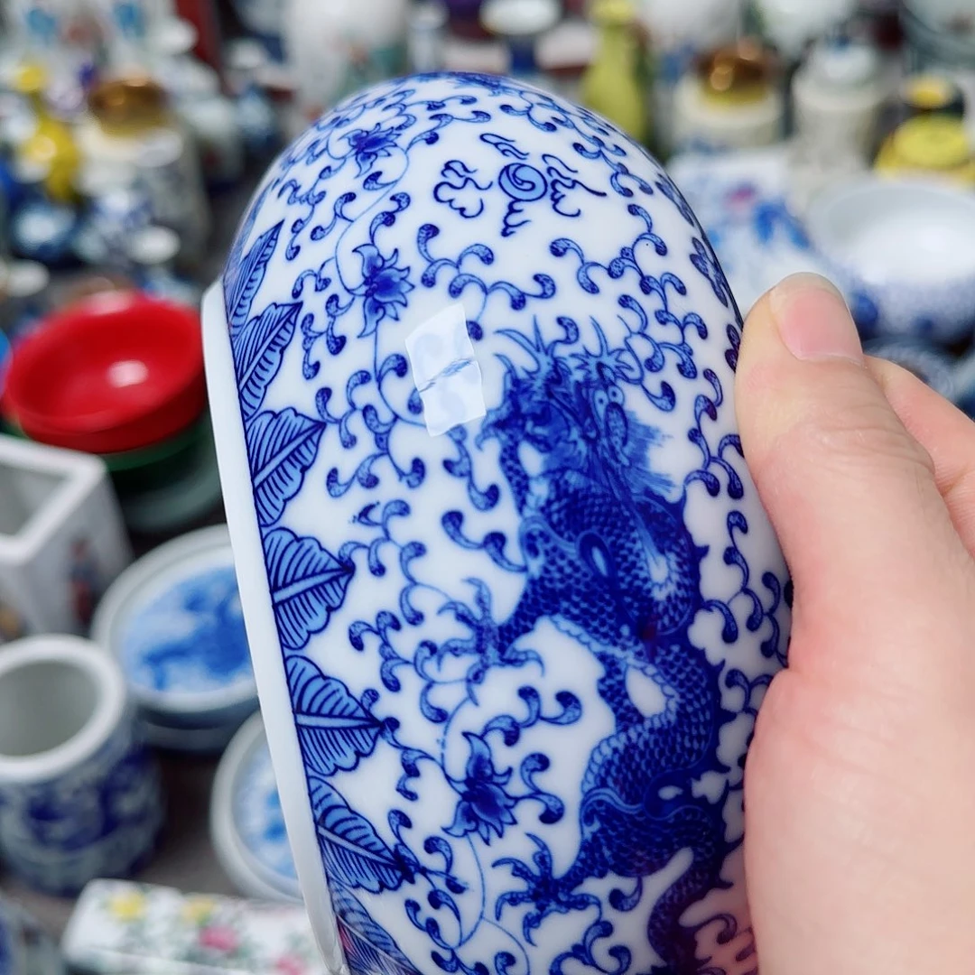 摆件瓷器和瓷器上刻