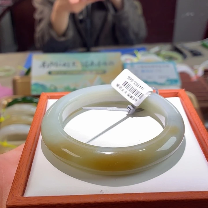 和田玉未镶嵌手镯微瑕58