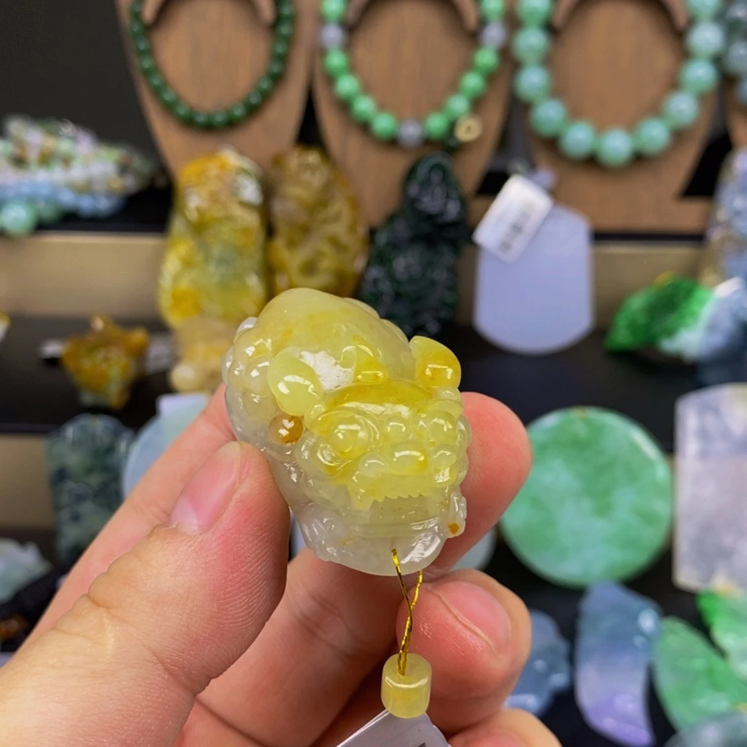 翡翠未镶嵌颈饰貔貅