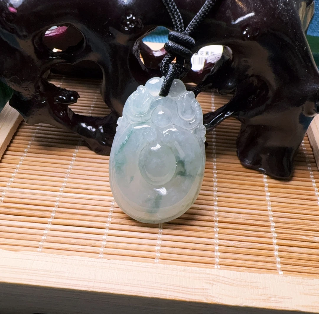 天然翡翠飘花福在眼前吊坠