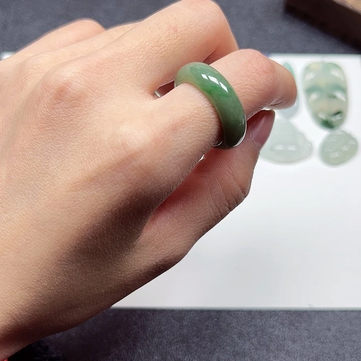 翡翠颈饰未镶嵌缅甸翡翠绿戒圈
