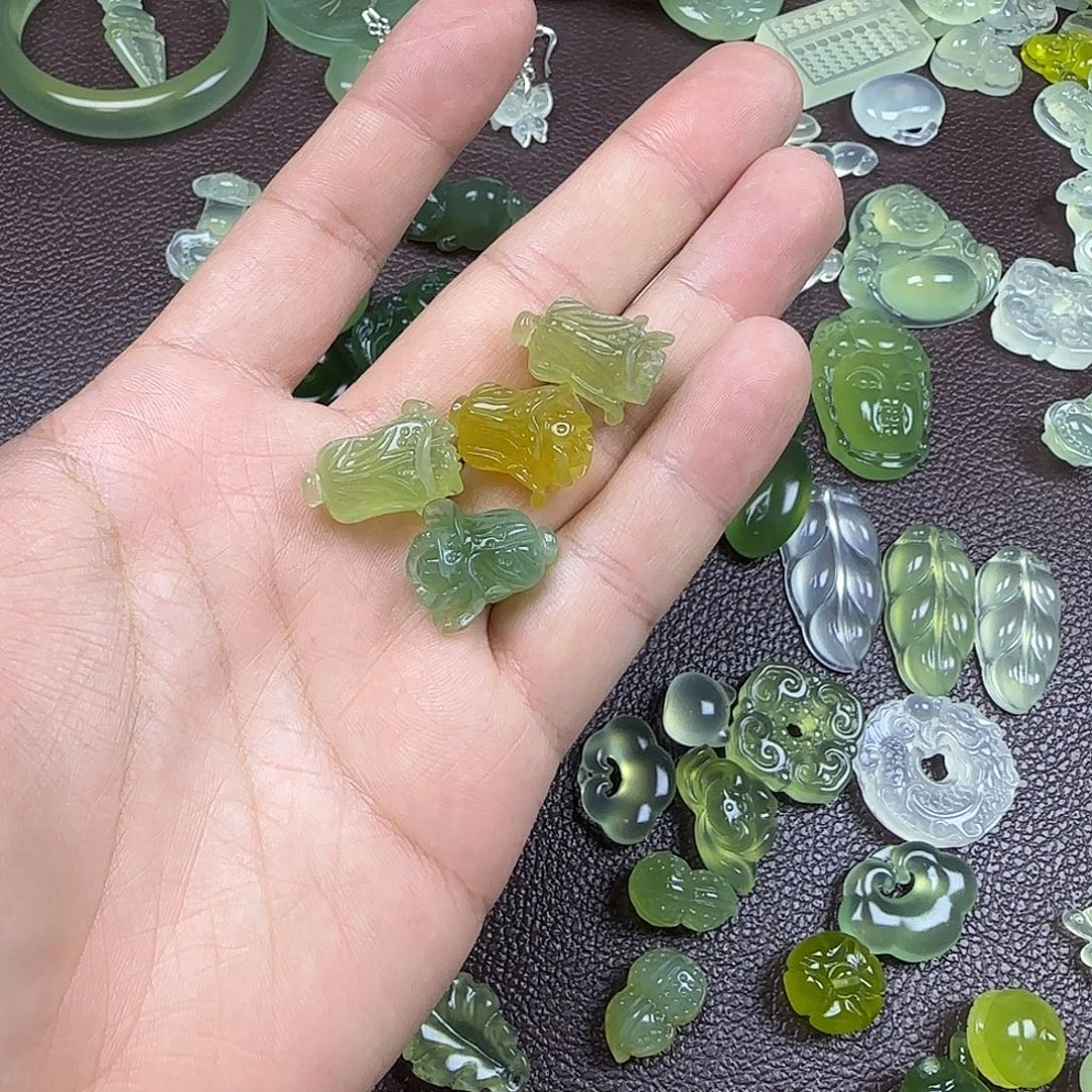 蛇纹石玉未镶嵌颈饰