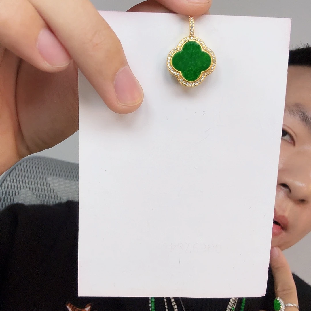 翡翠未镶嵌颈饰一件