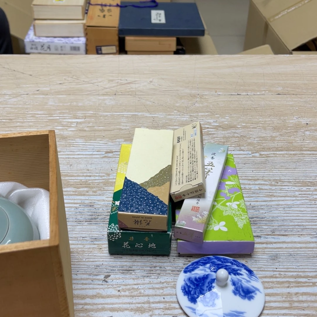 瓷片青**惠密密麻麻地排列着一个