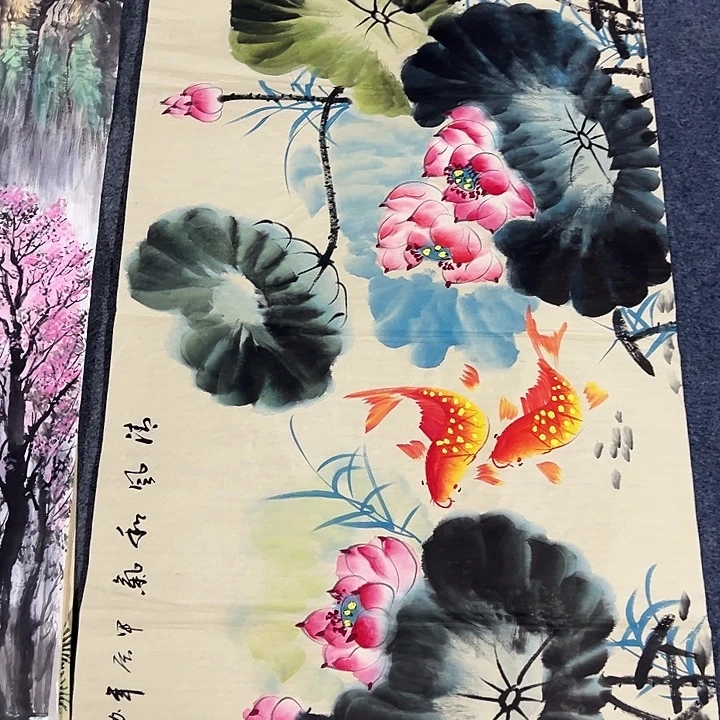 客厅的灯亮了起来
