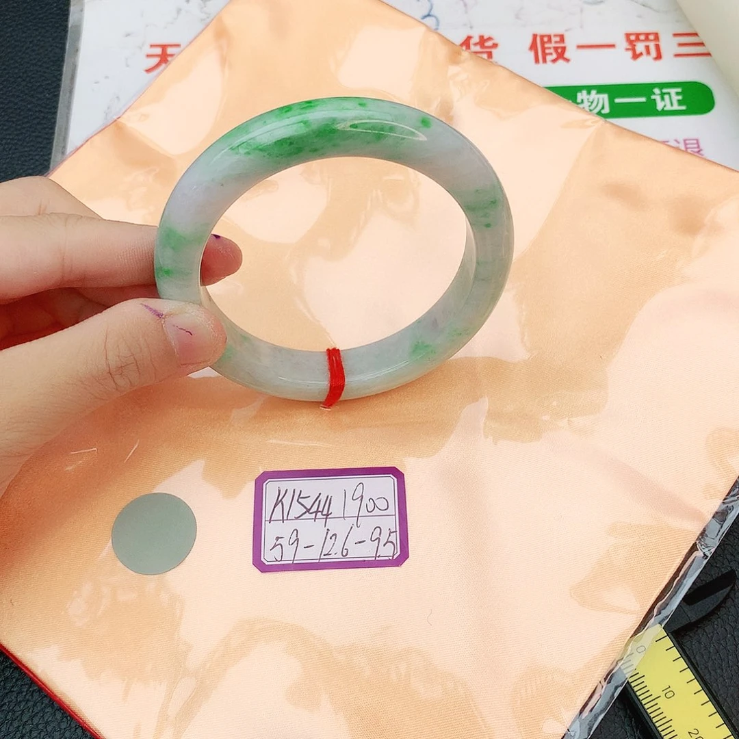 翡翠手镯未镶嵌翡翠