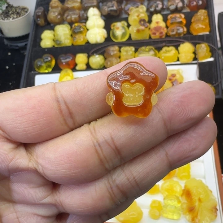 琥珀未镶嵌颈饰猴头