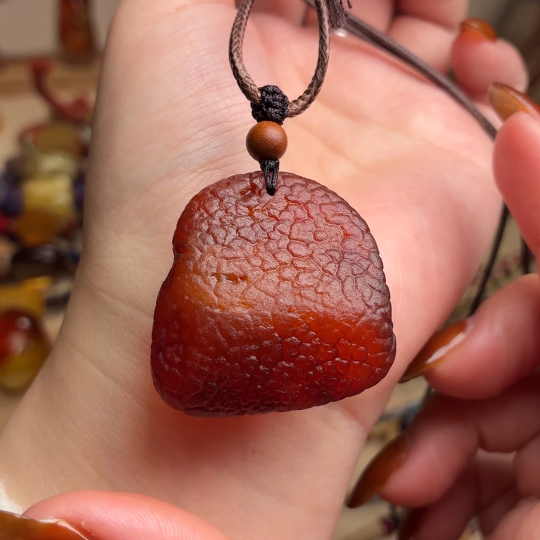 琥珀未镶嵌颈饰荔枝纹