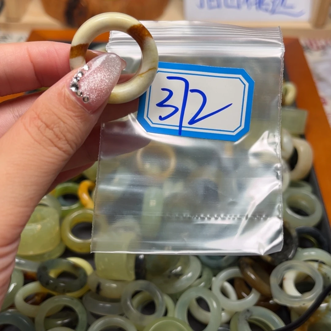 苗***师蛇纹石玉未镶嵌珠宝奇石