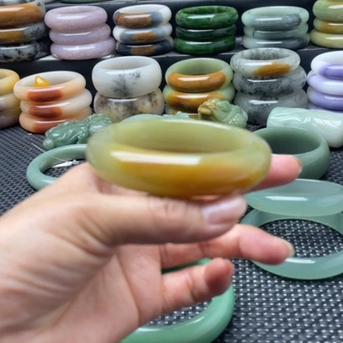 石英岩玉未镶嵌手镯