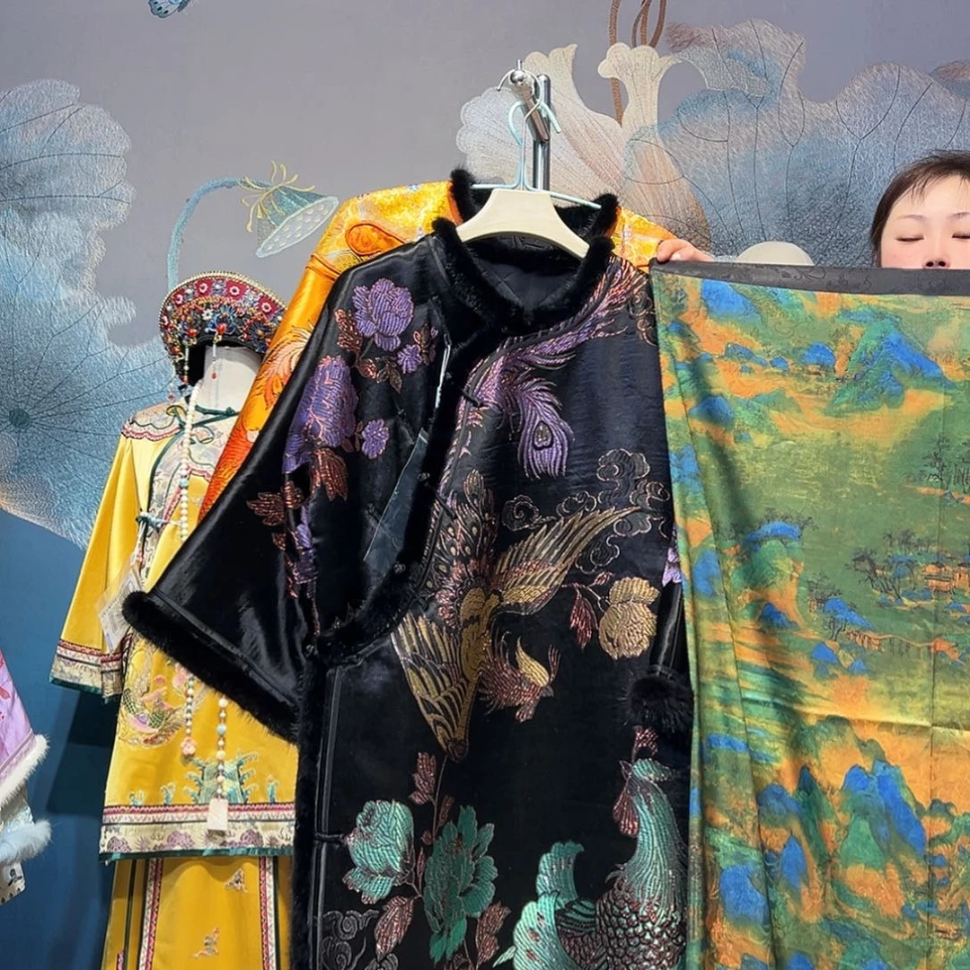 圆领斜襟皮草包边老织锦太太服