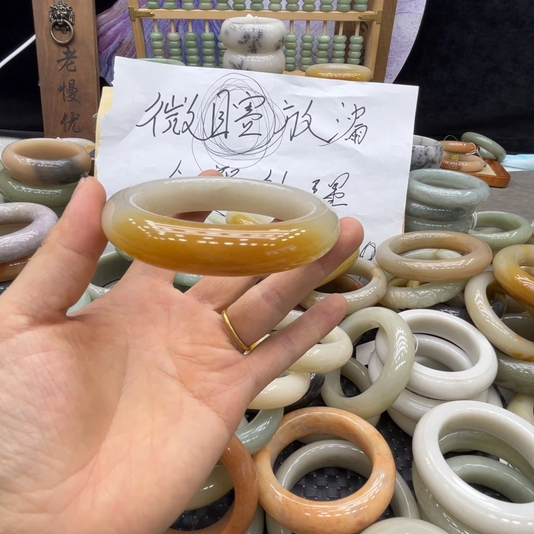 W***.石英质玉未镶嵌手镯