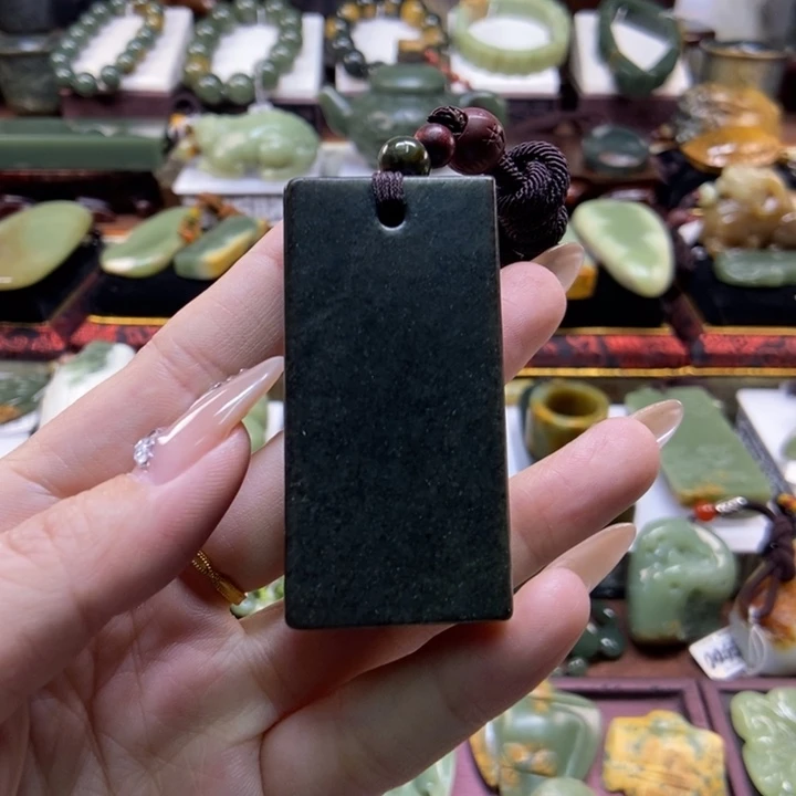 未镶嵌岫岩老玉（透闪石质玉）把件