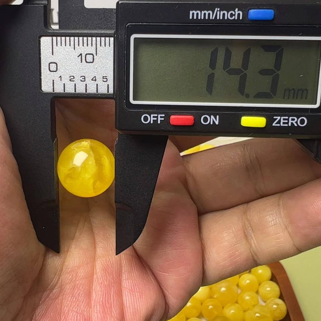 琥珀未镶嵌裸石微瑕单珠035