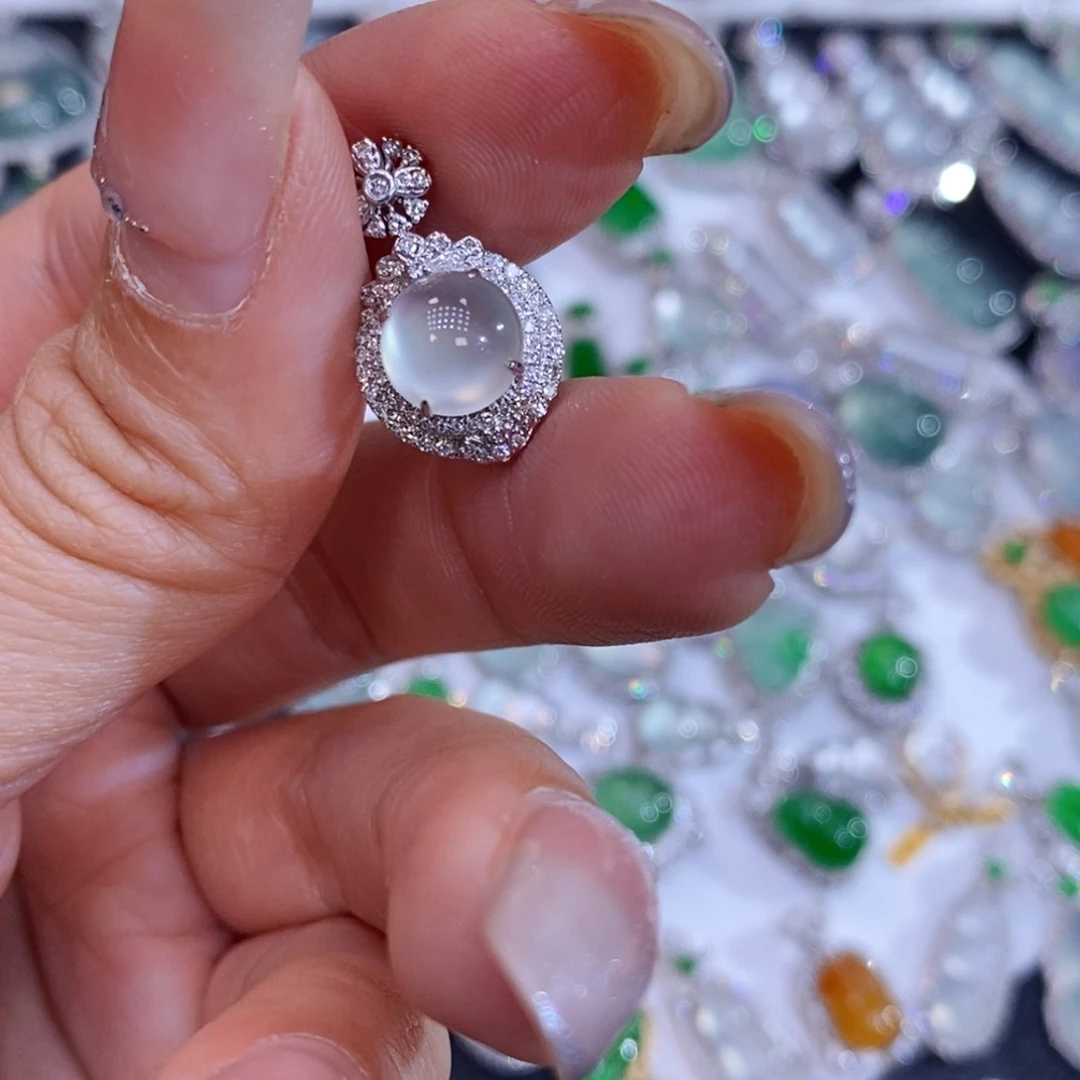 翡翠18K金镶嵌颈饰