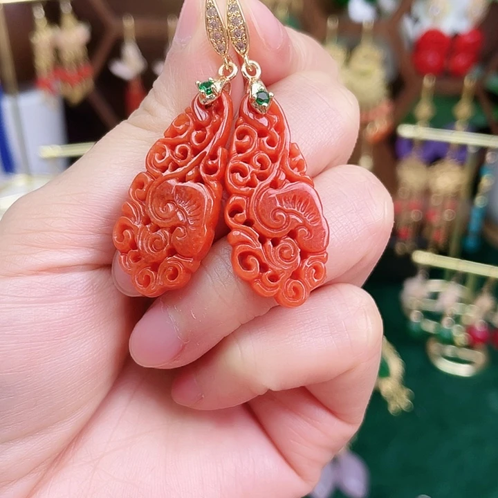 翡翠耳饰未镶嵌红翡水滴雕刻