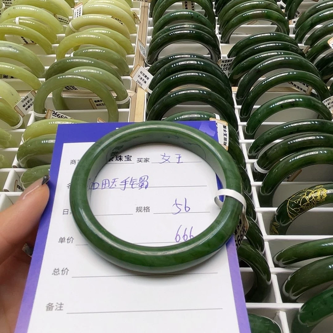 未镶嵌手镯和田玉女*