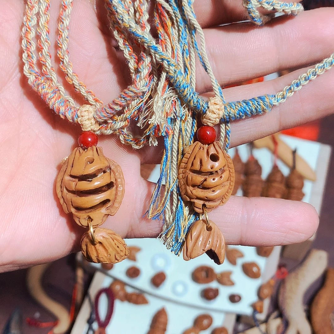 桃核雕刻小鱼饰品