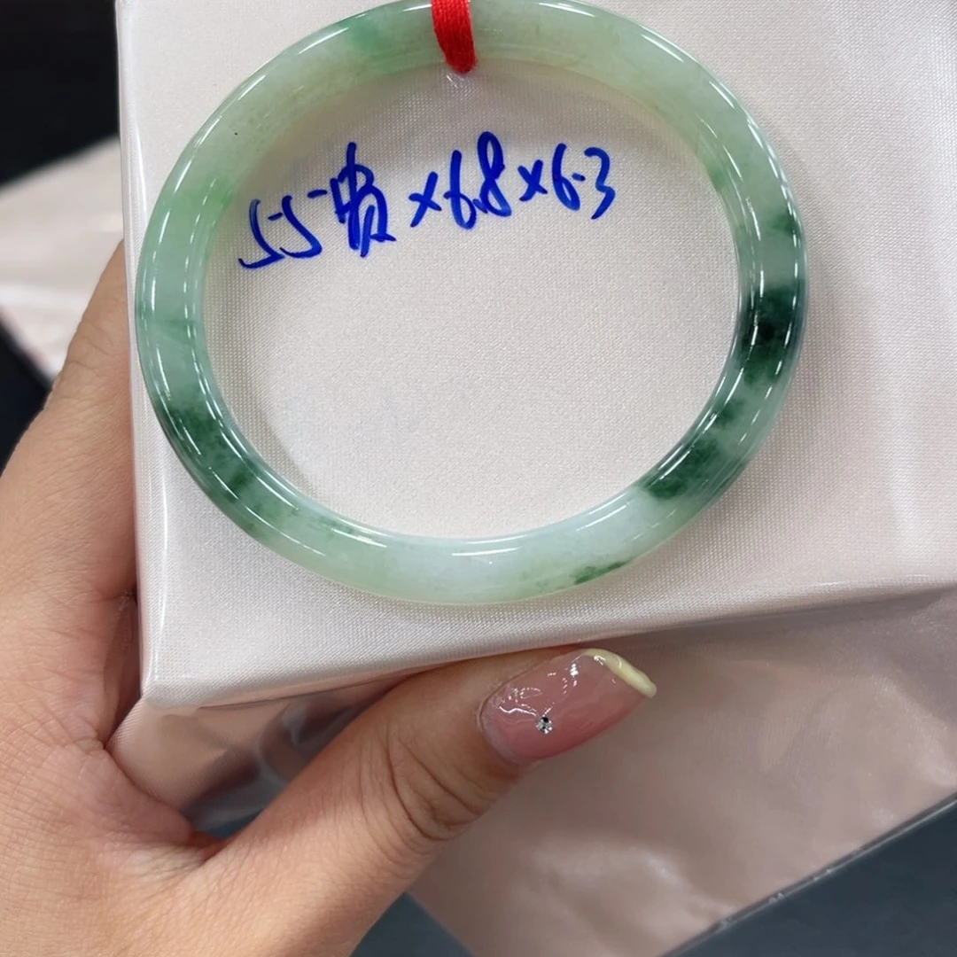 翡翠手镯未镶嵌翡翠