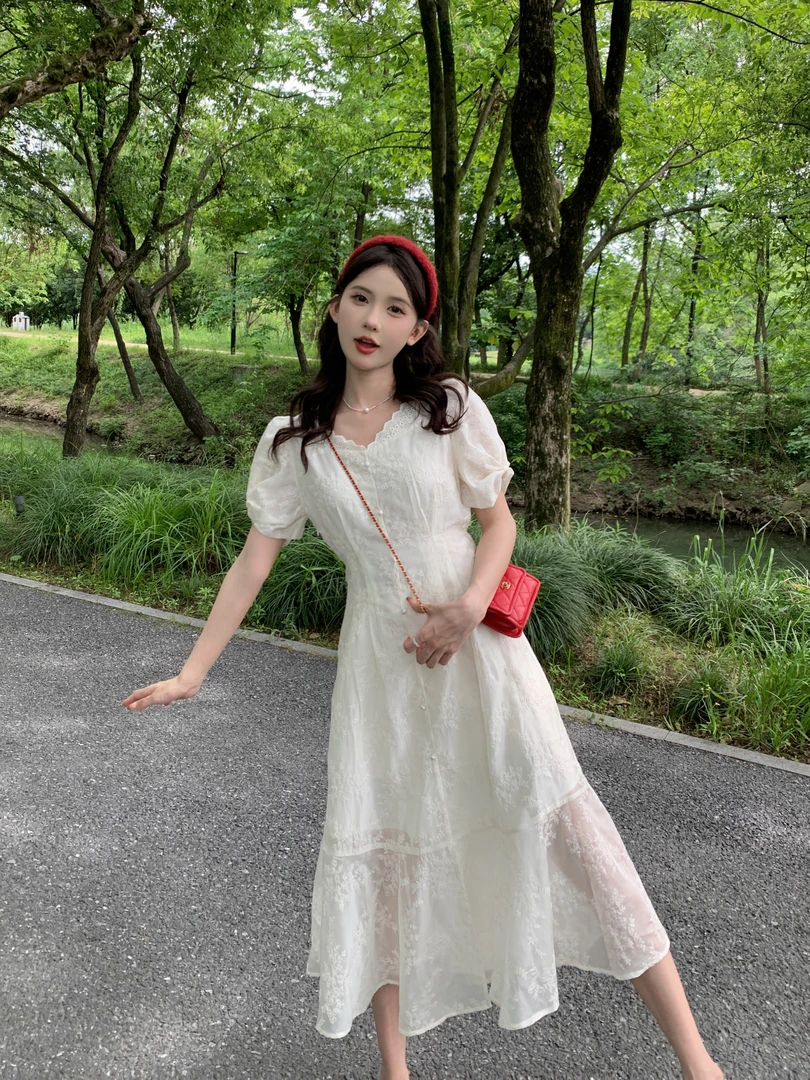 【交个朋友】2025 夏季新款刺绣显瘦连衣裙温柔长款6633