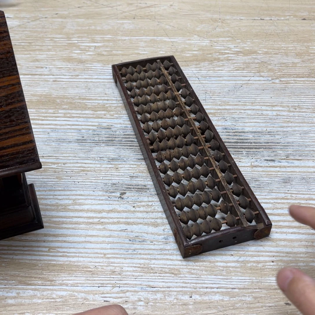 瓷片山***水密密麻麻地排列着一个