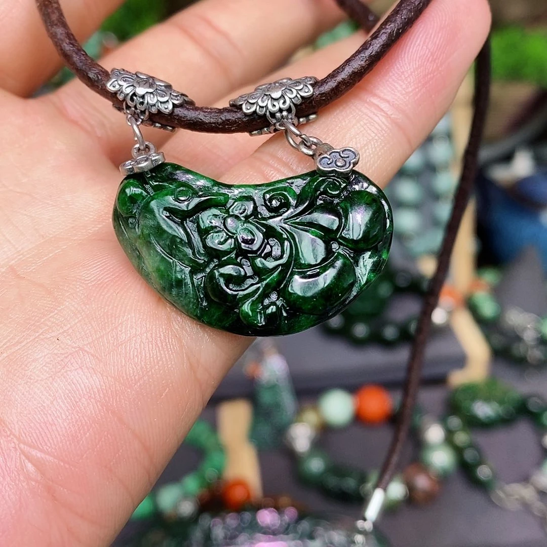 翡翠颈饰未镶嵌漂亮美眉