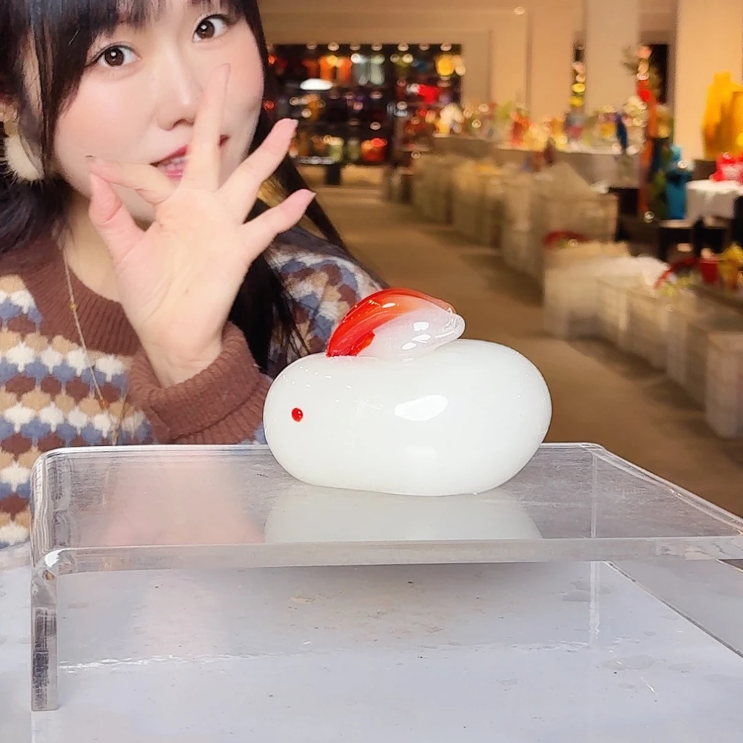 琉璃手工艺品我的手是在做手术