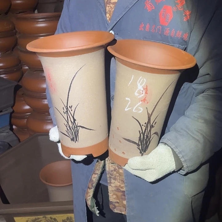 紫砂花盆紫砂花盆和红陶花瓶是