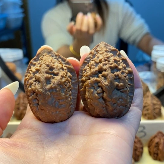 桃核把件麒麟绣花鞋