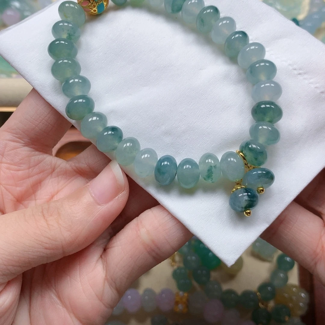 翡翠未镶嵌颈饰是