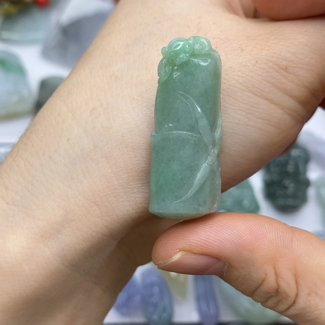 翡翠未镶嵌颈饰竹节