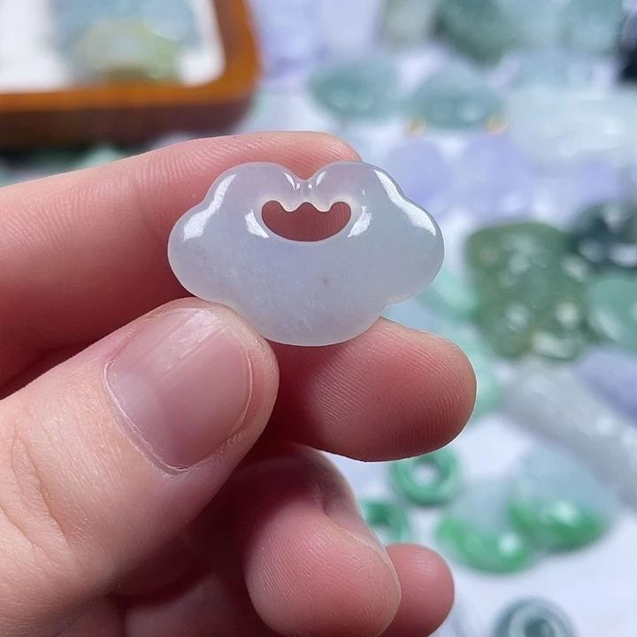 翡翠未镶嵌颈饰如意锁