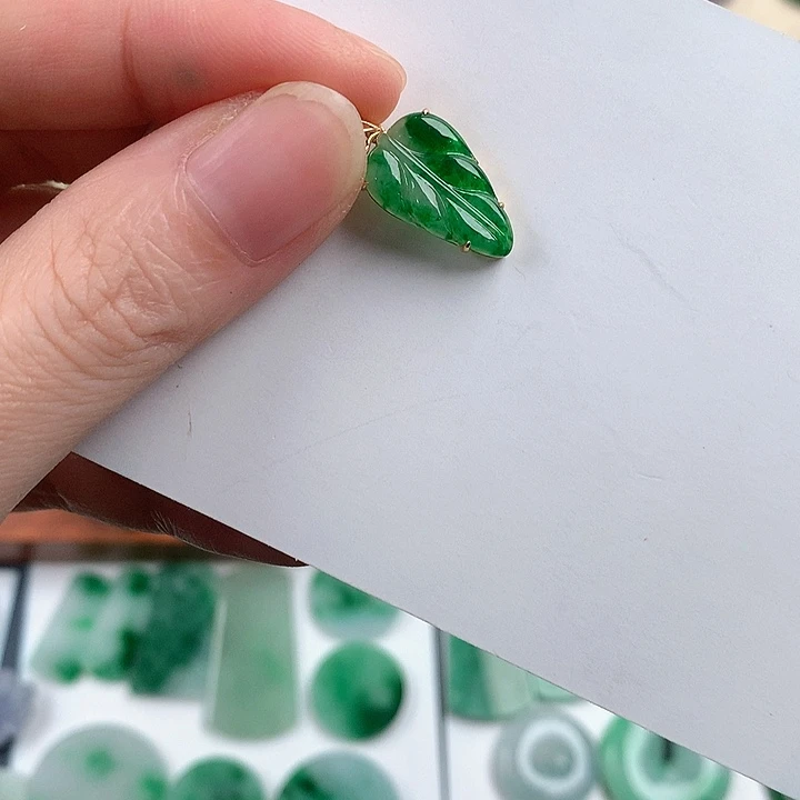 颈饰18K金镶嵌翡翠8523754678